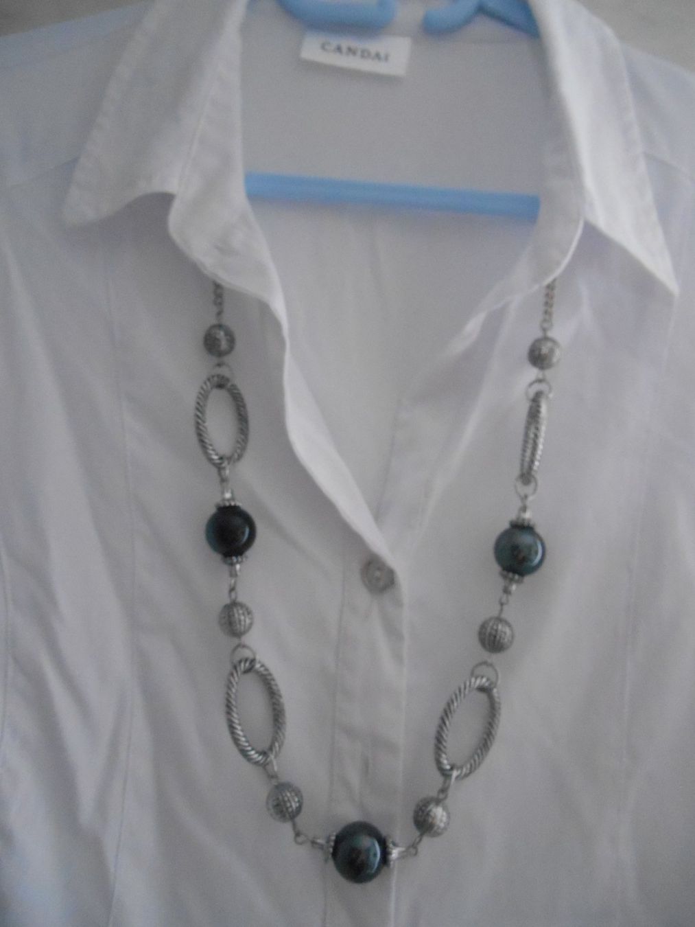 C&A Chemisiers: Weisse Bluse mit Kette Gr. 40 – Neuf (Voir description) à Nussbaumen AG par MollyBI-20 2