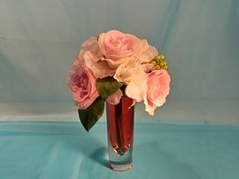 Blumenstrauss, 4 rosa Rosen und weisse Hortensien