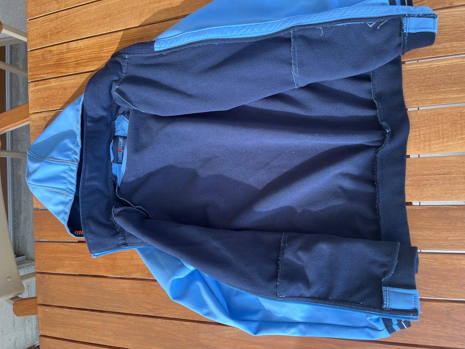 Giacche & Cappotti: Softshelljacke hellblau mit Kapuze, Grösse L – Usato da Meggen venduto da Sternenhi7 1