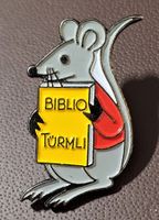 Q848 - Pin Maus mit Buch BIBLIO Türmli
