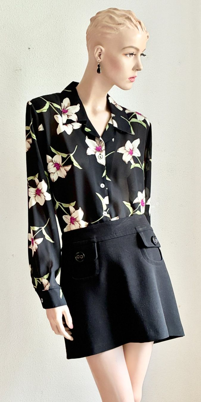 Blusen: Bluse mit Blumenprint mit schwarzem Jupe – Gebraucht aus Kloten von Nephty 1