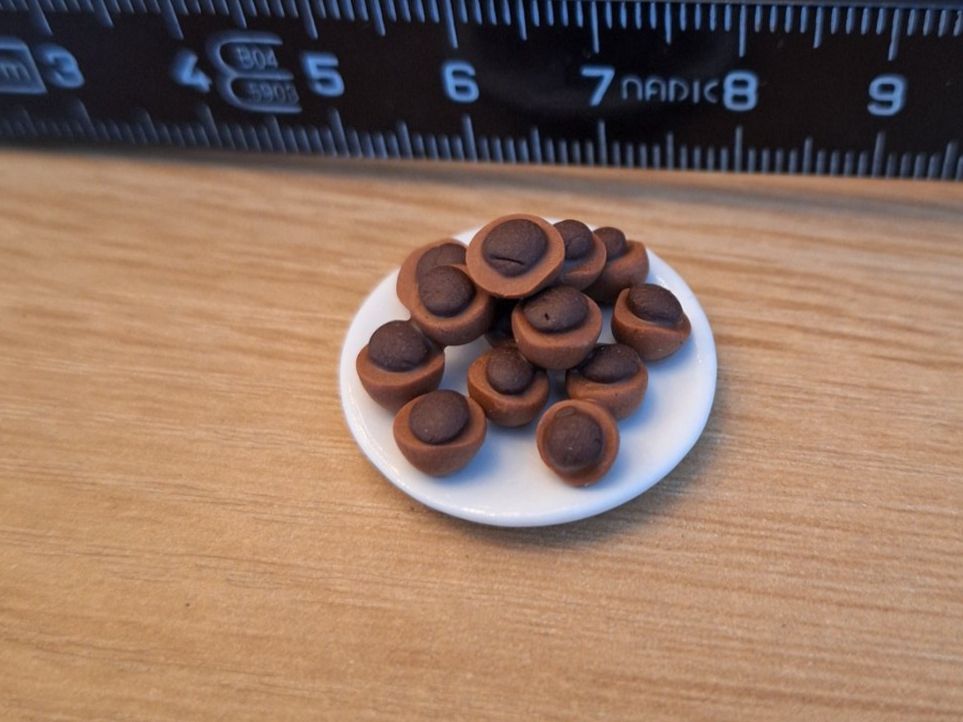Case e mobili per bambole: Handmade Toffifee Teller – Nuovo (secondo la descrizione) da Zürich venduto da HandmadeTinyFood 1