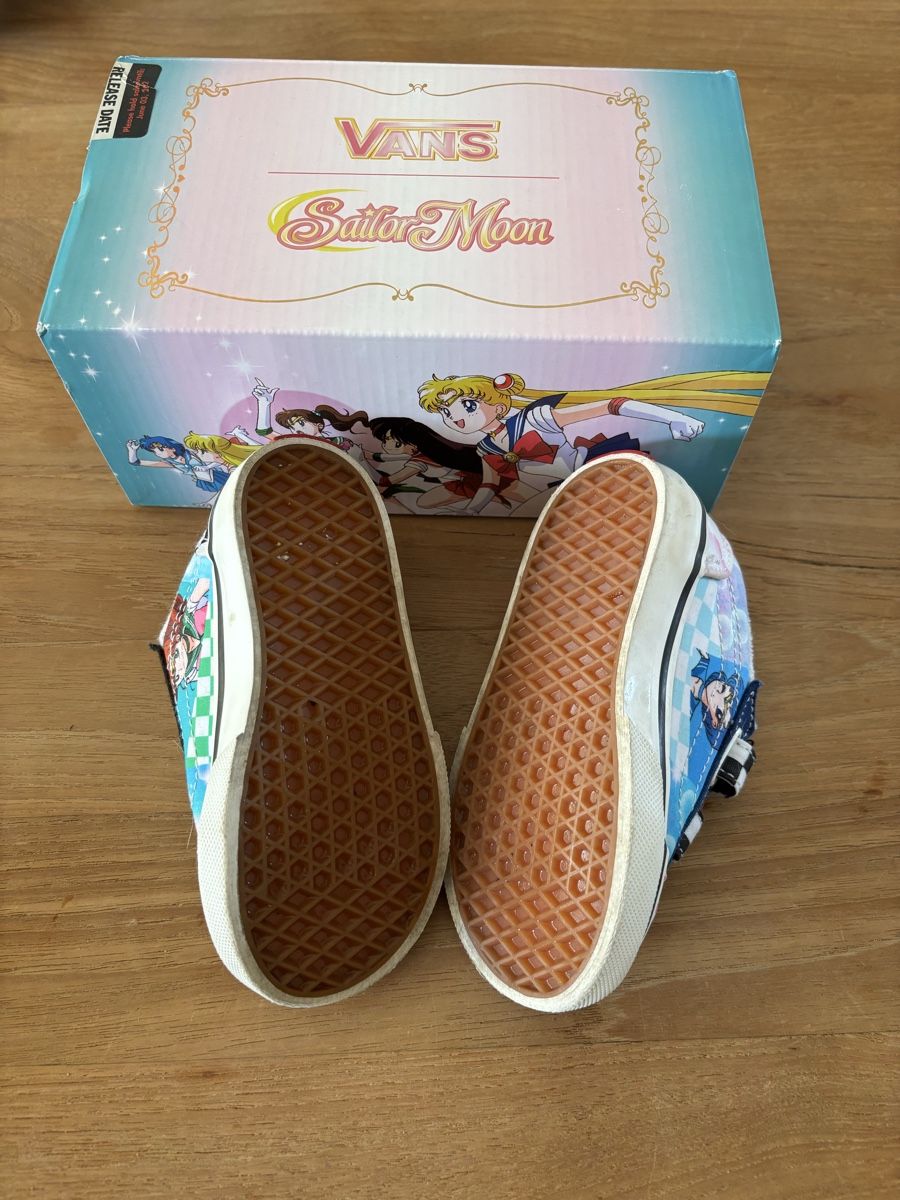Vans Schuhe für Jungen: Vans Old Skool V Sailor Moon Kinder 23.5 – Gebraucht aus Biel-Benken BL von frauvomfluss 1