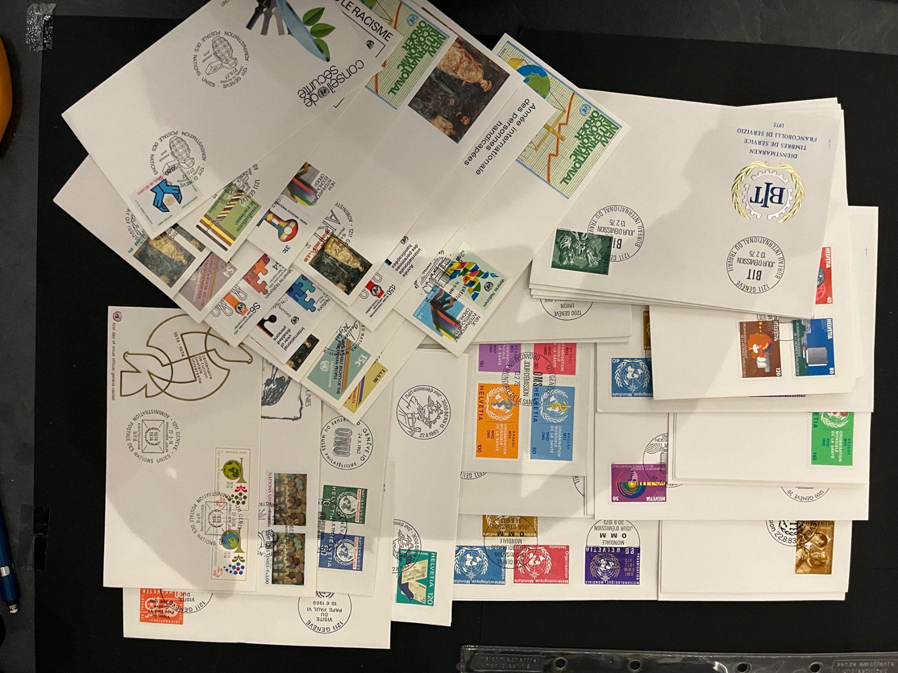 Alle Briefmarken: Briefmarken Schachtel mit 3 Geschenk-Kartons + ca.80 FDC`s – Gebraucht aus Mumpf von dadaboygugulini 3