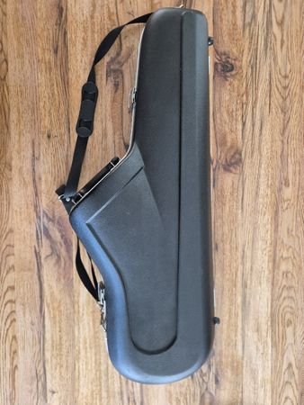 Hartschalenkoffer für Tenorsaxophon  mit Schultergurt
