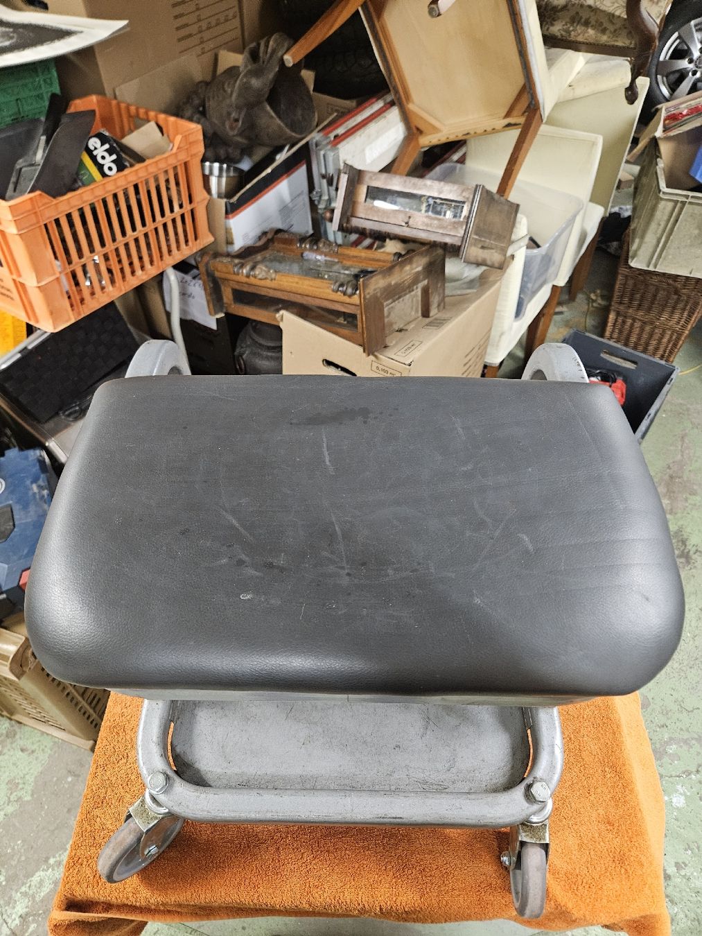 Hocker: Werkstatthocker mit Rollen und Ablage Metall grau – Gebraucht aus Rorschach von TimelessTrading 1