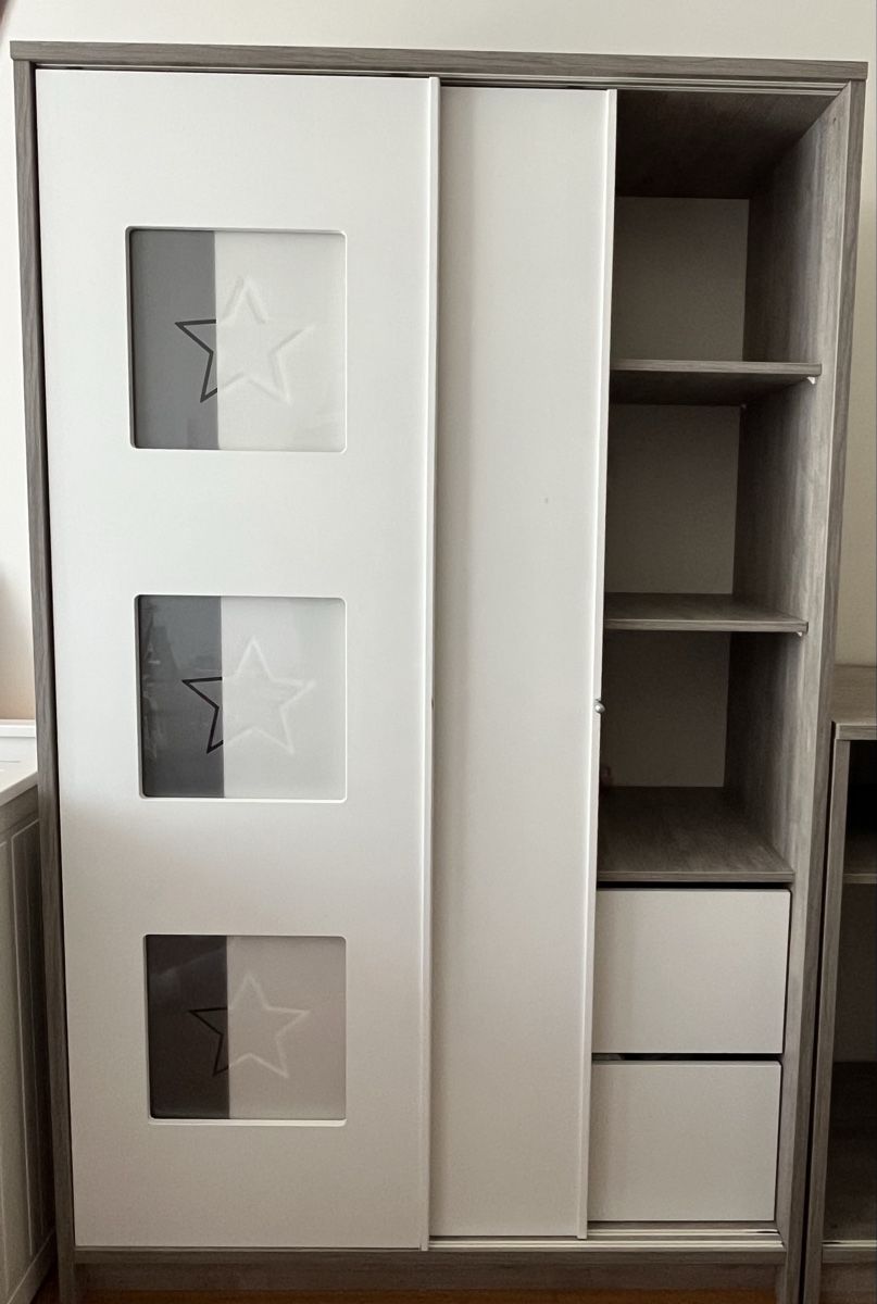 Armadi: Kinder-Kleiderschrank grau/weiss – Usato da Aadorf venduto da Briana00