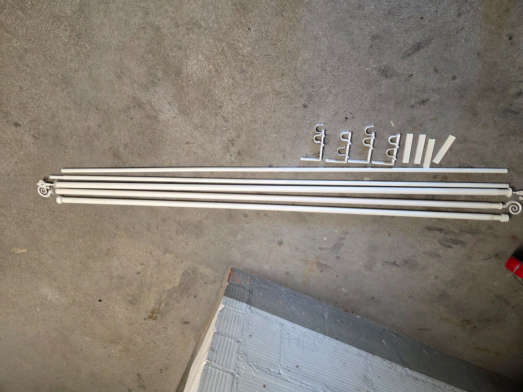 Ikea Altro per la casa: 5 weisse Ikea Gardinenstangen – Usato da Köniz venduto da ilk_2y8g