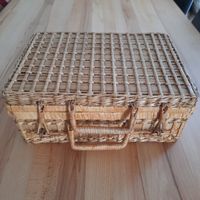 Alter Korbkoffer aus Flechtwerk mit Stoffinnenfutter gebrauc
