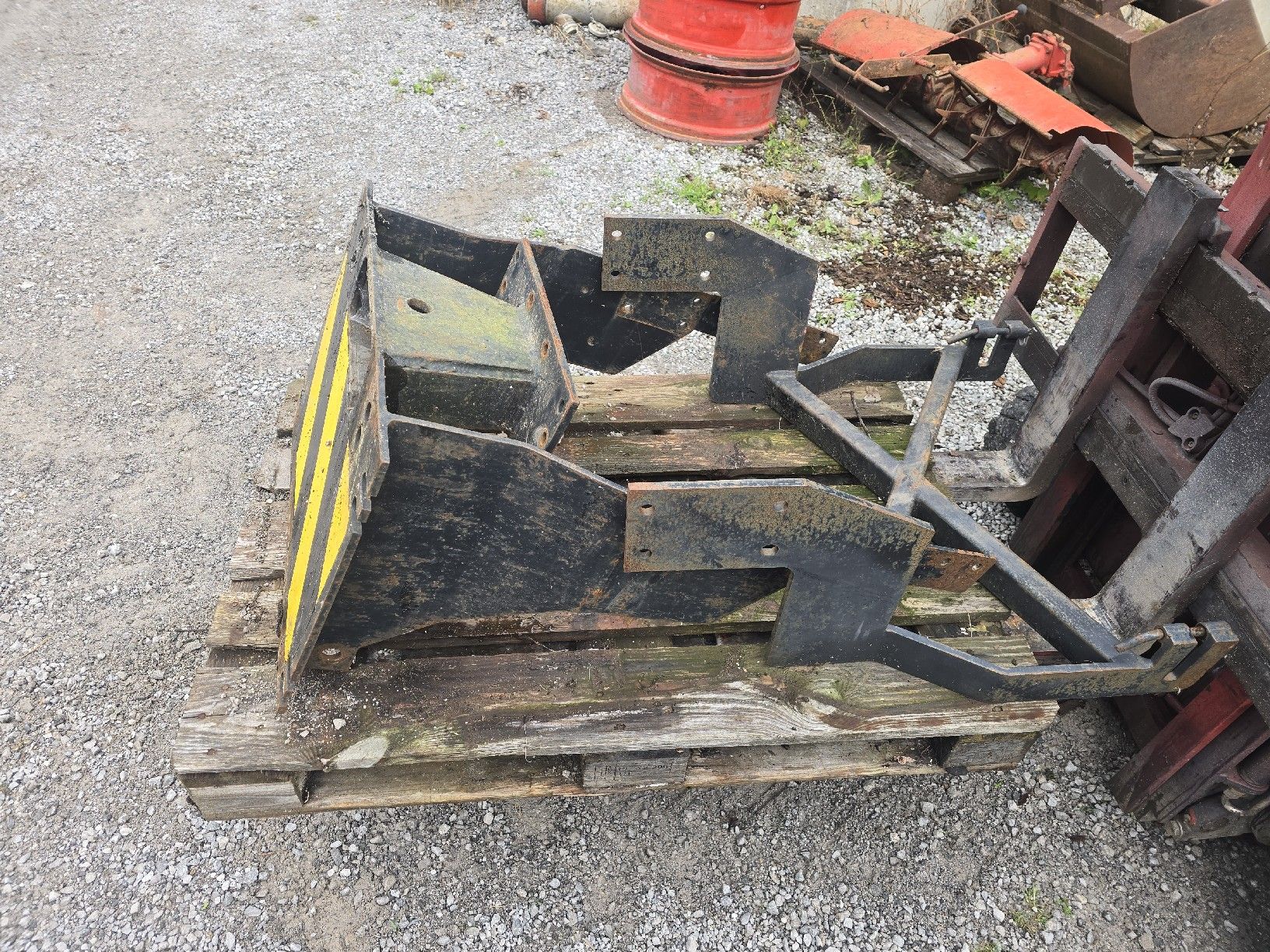 Autres accessoires p. véhicule: Schneepflug anbauplatte traktor – D'occasion à Eggiwil par fiatagri1995 1