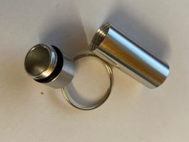 Petit pilulier porte-clés en aluminium état neuf