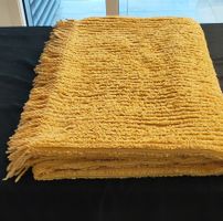  Wohn/ Tagesdecke in Senfgelb mit Fransen - Neuwertig