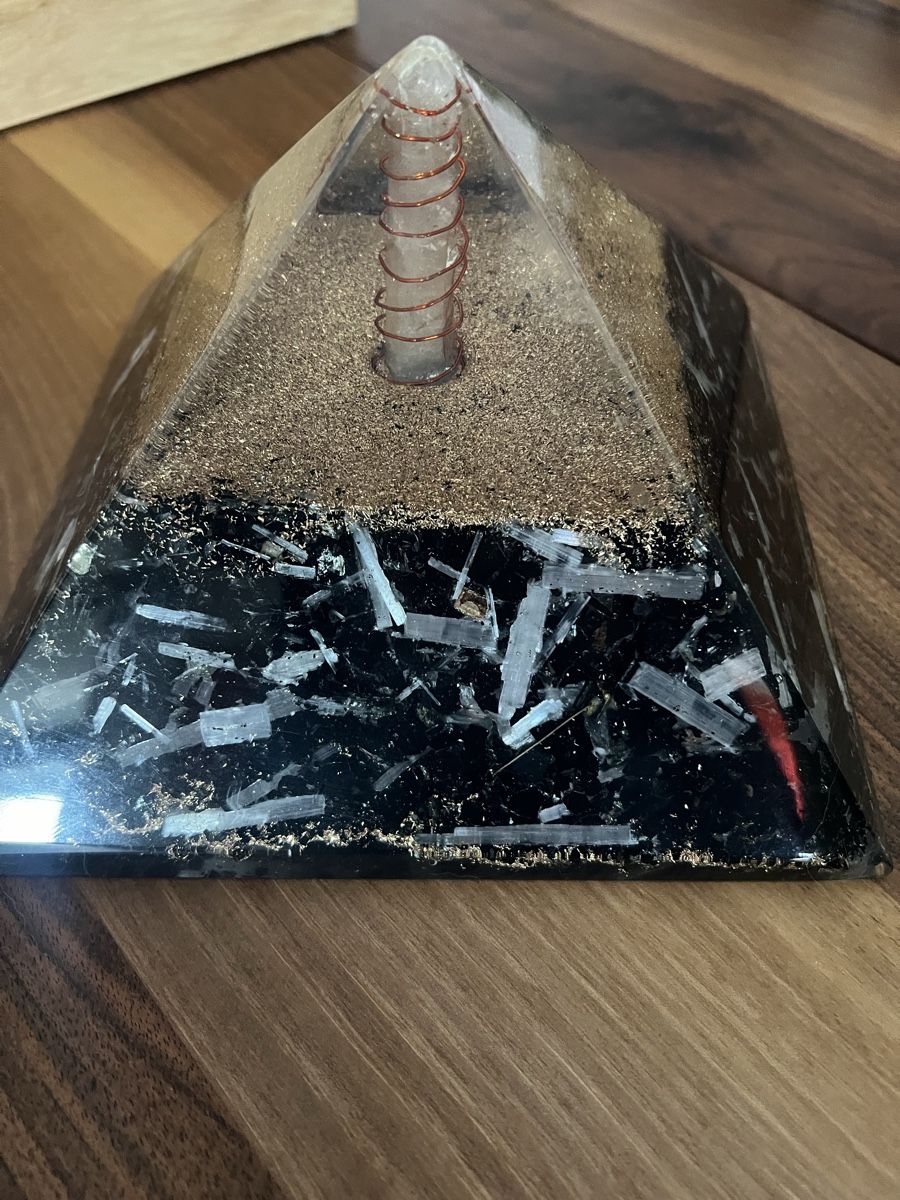 Minerali & Pietre curative: Leistungsstarke Pyramide – Usato da Aarberg venduto da Edelschungit 4