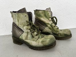 Grünliche Lederschuhe mit transparenter Sohle