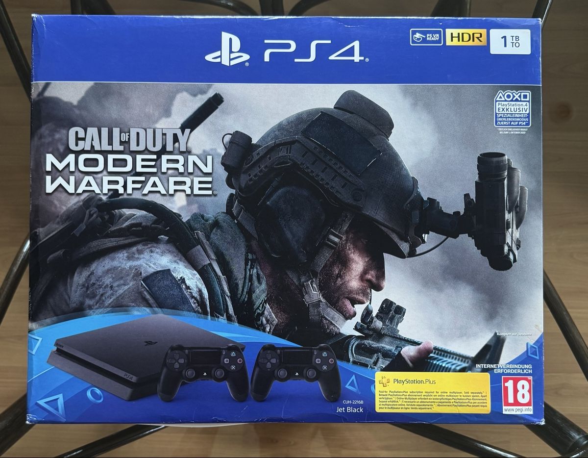 Sony Konsolen: PS4 Slim 1TB Konsole mit 2 Controllern – Gebraucht aus Rüti.b.Büren von Jordaans