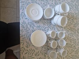 Lot de tasses et assiettes blanche