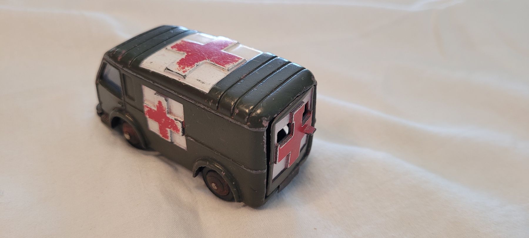 Miniature Renault Carrier ambulance militaire Dinky-Toys France ref. 80