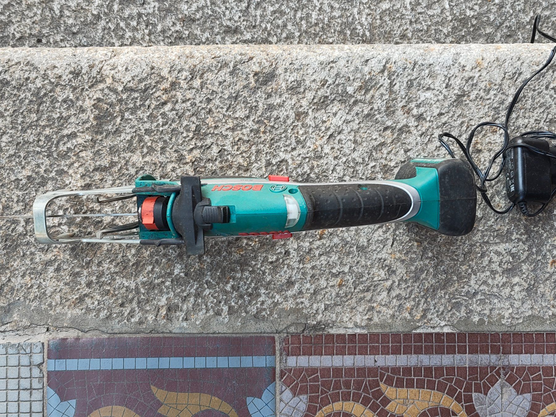 Bosch Seghe: Astsäge mit Ladegerät und einigen Sägeblätter. – Usato da Oberhofen am Thunersee venduto da buebeneggwaren 2