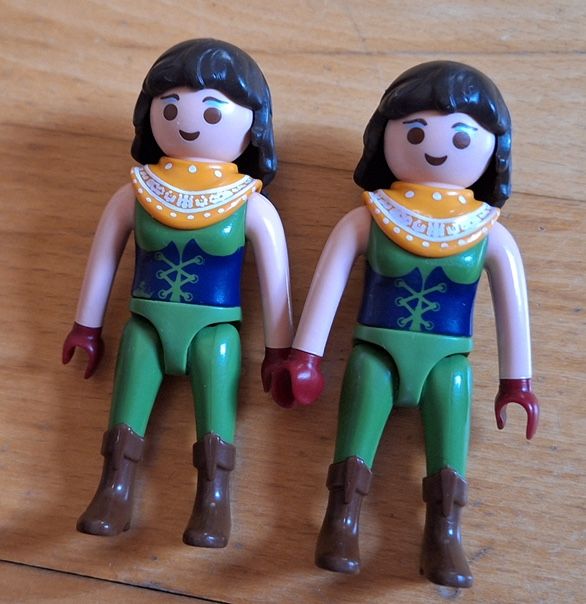 Playmobil Giocattoli: 2 Playmobil Reiterinnen – Usato da Suhr venduto da adipren.2009