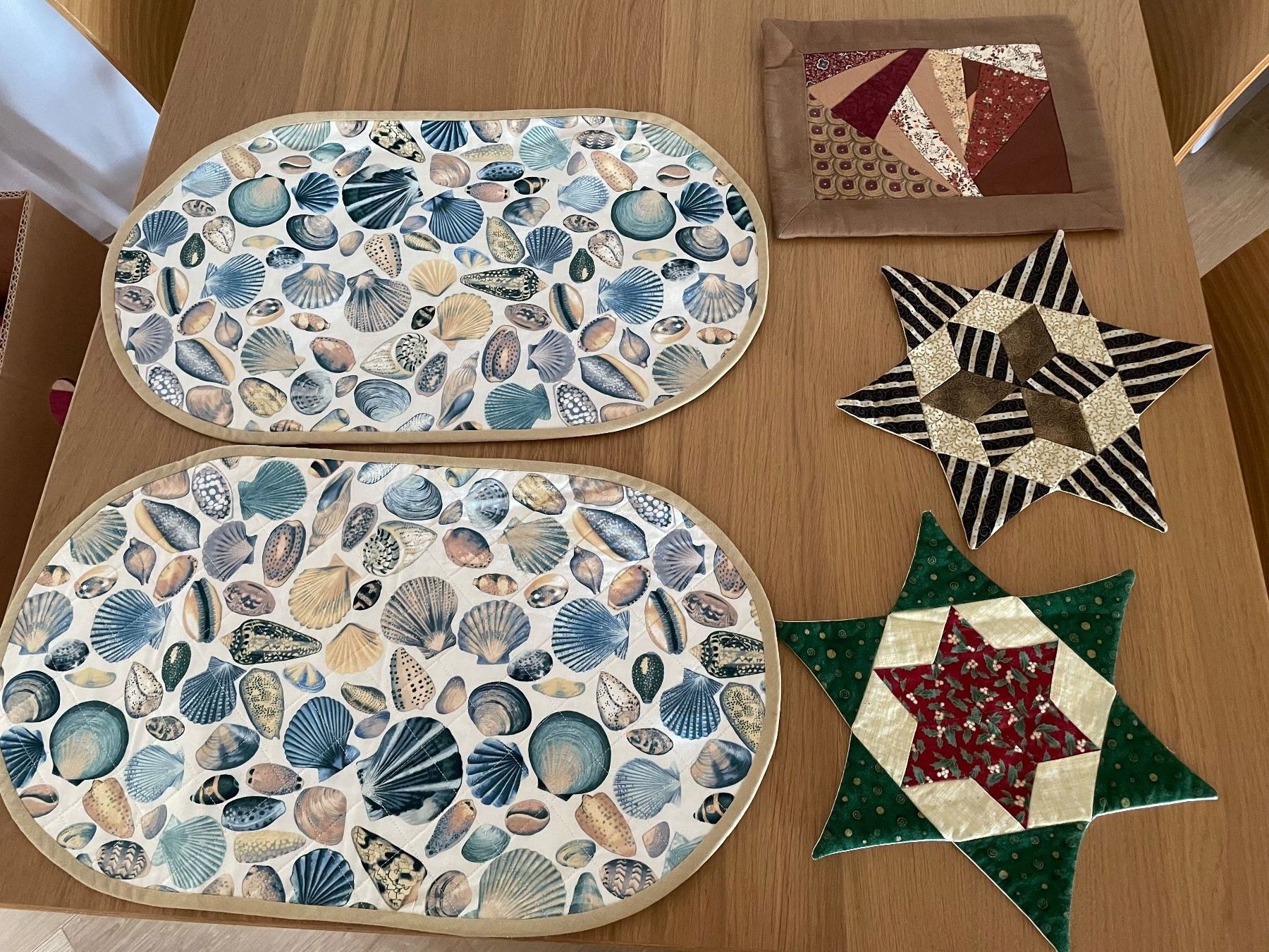 Tutte le decorazioni: Patchwork-Sets:Tischsets, Sterne, Untersetzer, Sommer/Winter – Usato da Winkel venduto da Kade50