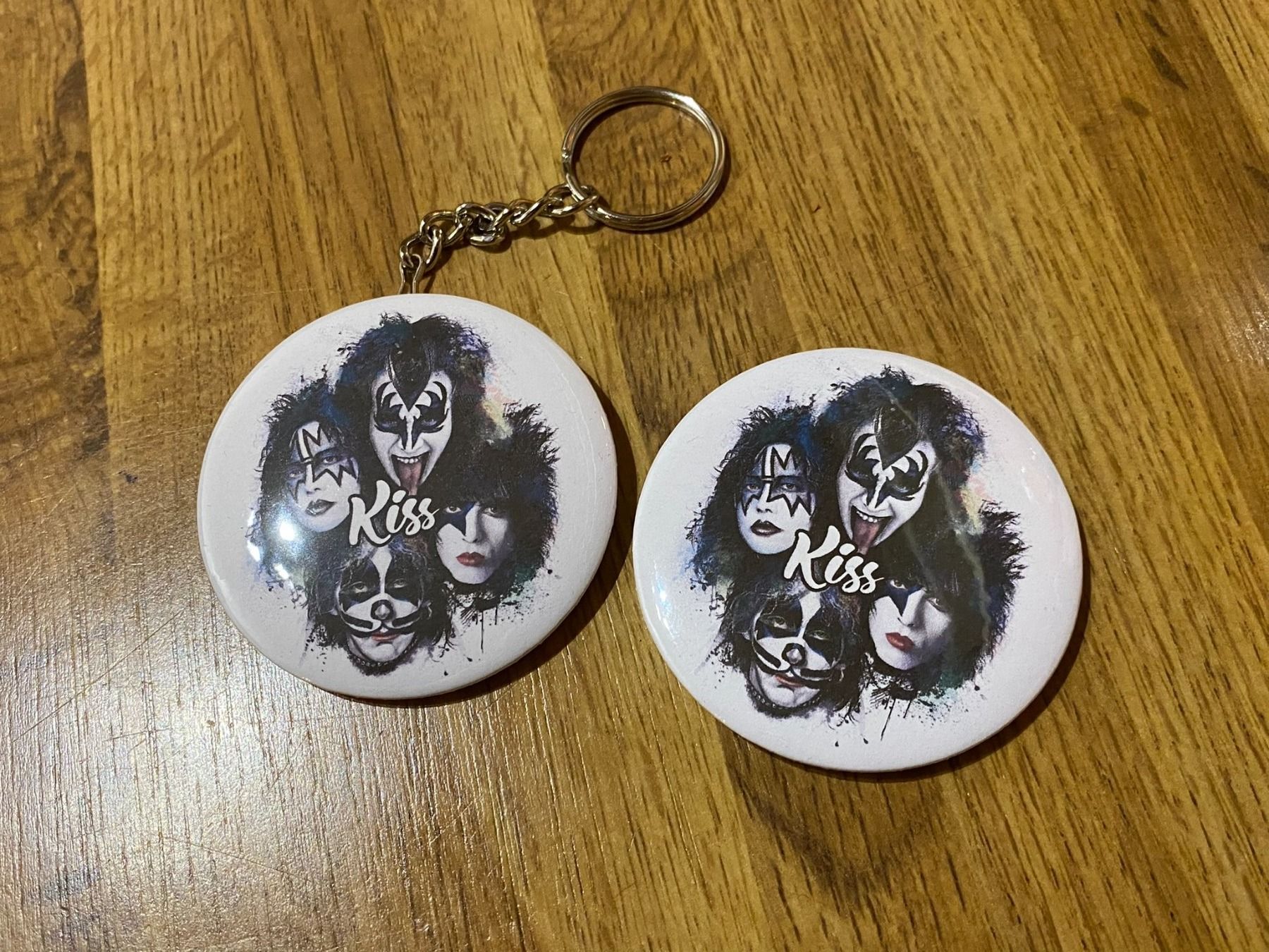 Plaketten & Abzeichen: KISS  Flaschenöffner & Magnet – Neu (gemäss Beschreibung) aus Basel von FatCatPacksTheRatt