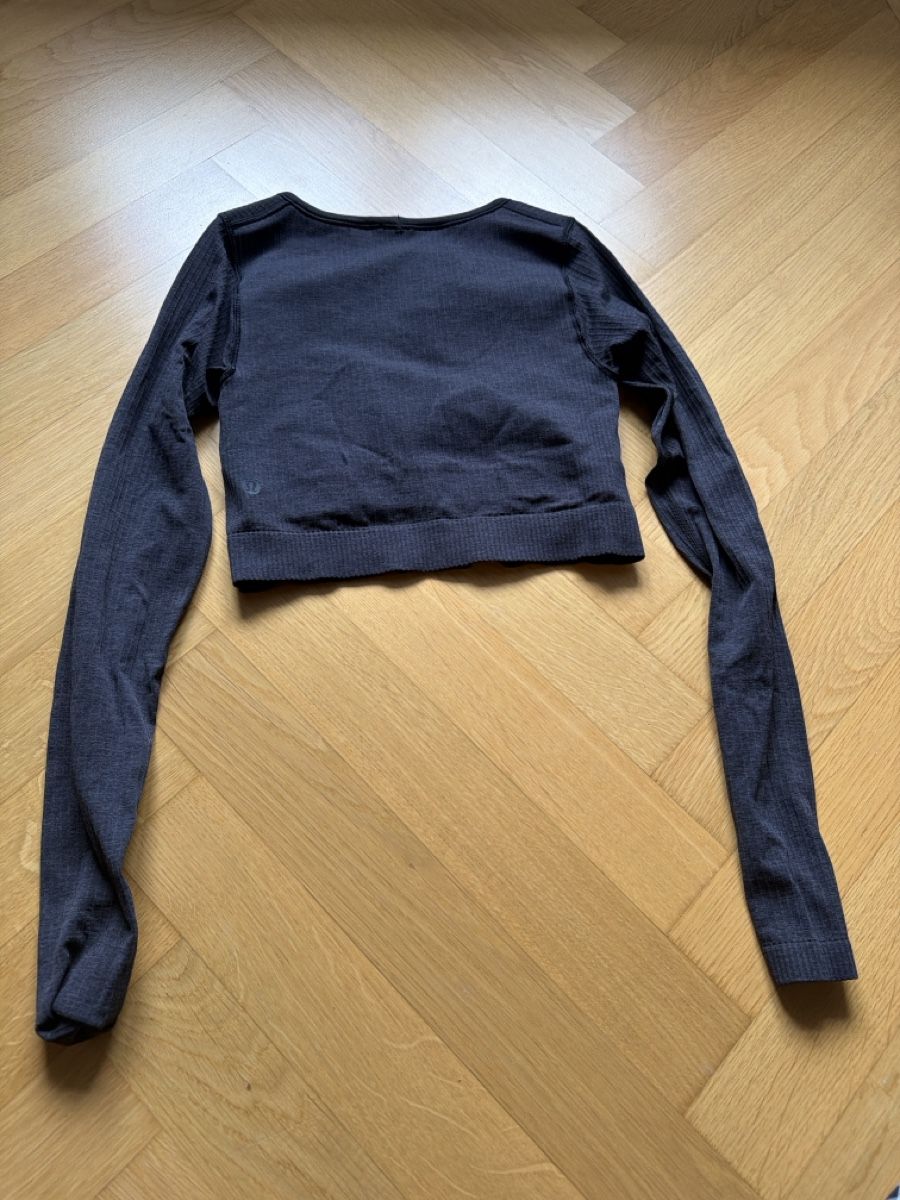 Lululemon Tops: Lululemon cropped longsleeve black mit eingebautem BH S  – Gebraucht aus Lenzburg von joe_m6tr 3