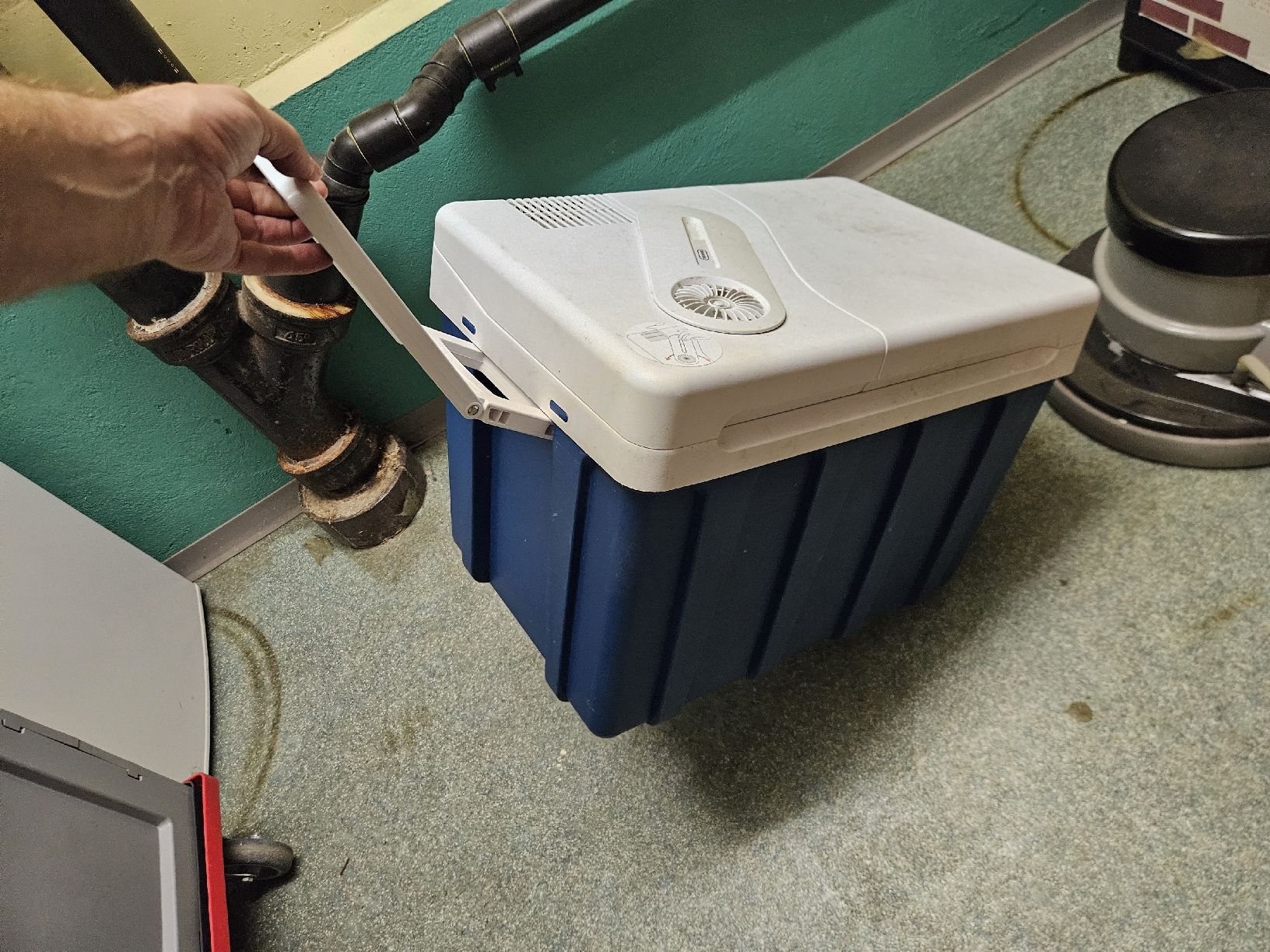 Kühlschränke & Kühlen: Kühlbox 12V / 220V mit Räder – Gebraucht aus Volketswil von Selamia 3