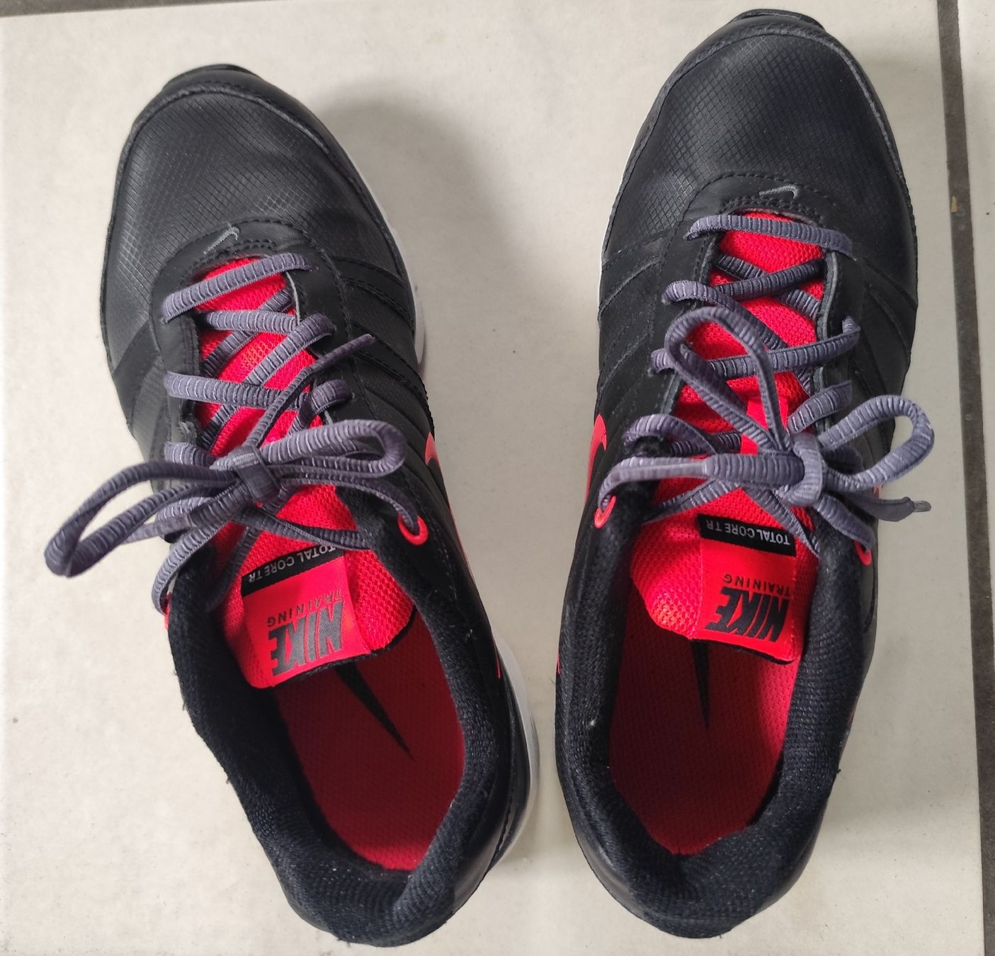 Nike Scarpe da donna: Nike Turnschuhe Gr. 37.5 – Usato da Hütten venduto da blacktea