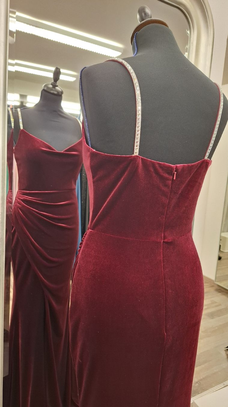 Kleider: Abendkleid Samt Dunkelrot  – Neu (gemäss Beschreibung) aus Uster von VMT. 7