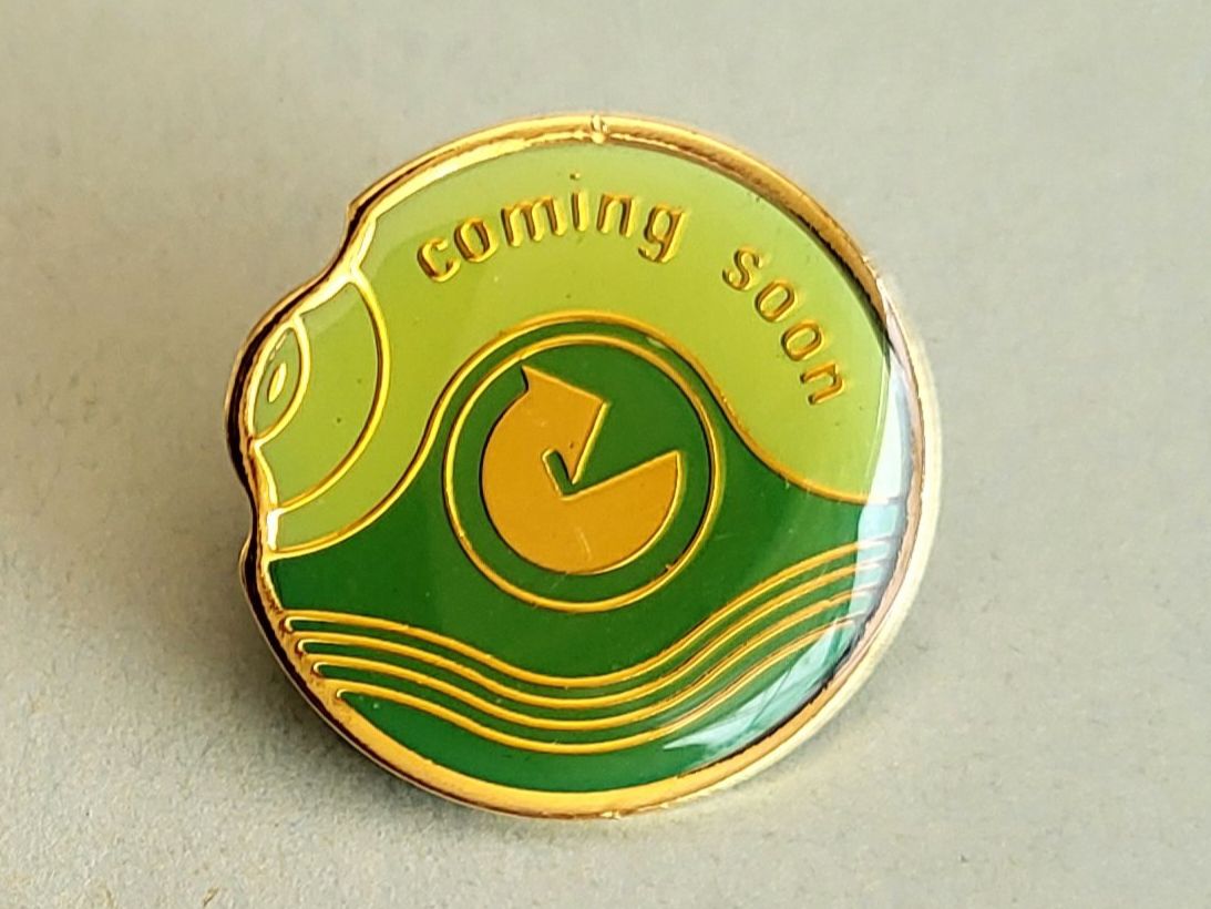 Plaketten & Abzeichen: Pin Cooming Soon – Gebraucht aus Castione von Rx-stamps