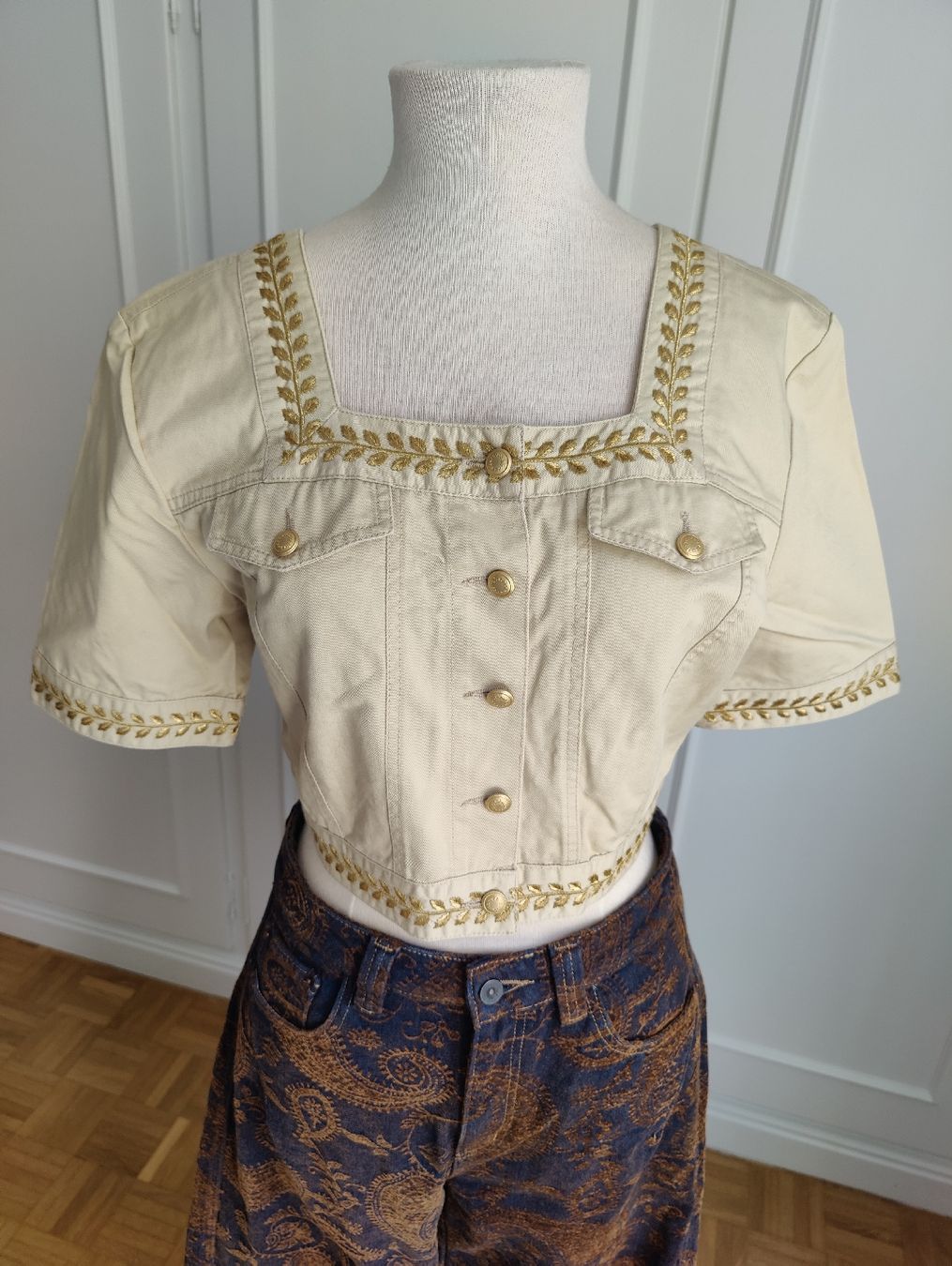 Top: Vintage Roccobarocco Embroidered Crop Top Jacket – Usato da La Tour-de-Peilz venduto da dAutrefois 1