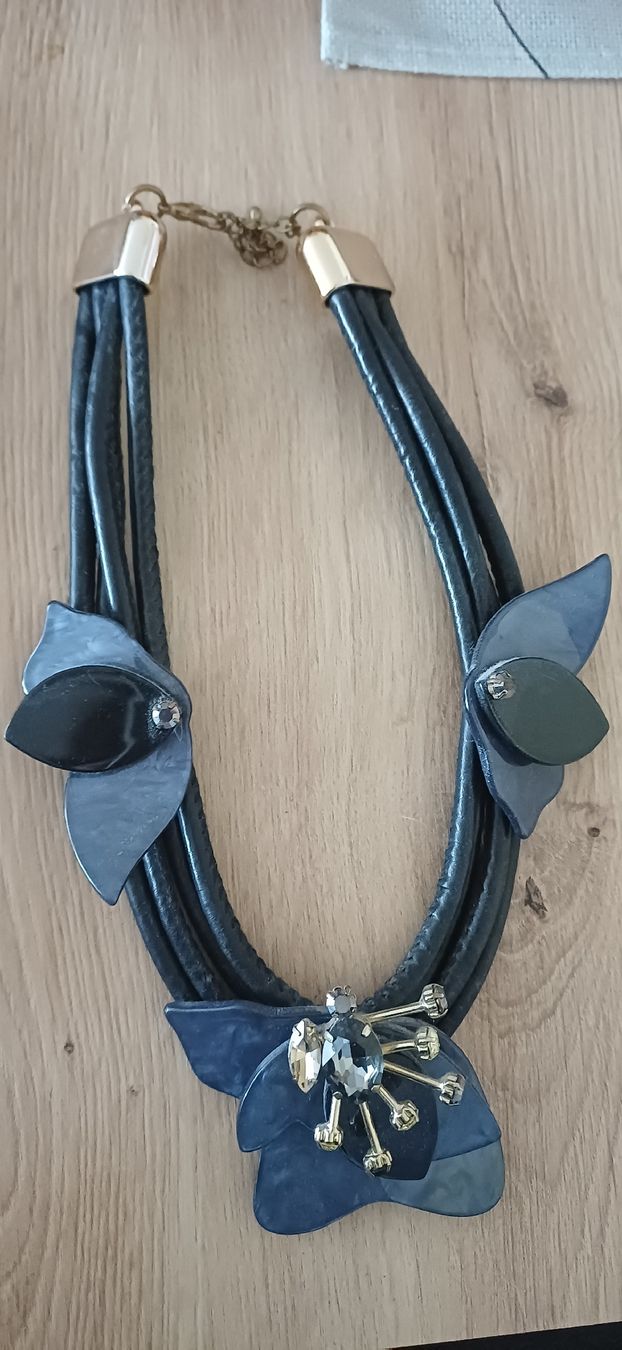 Ketten: Schöne Halskette mit Blumen-Anhänger – Gebraucht aus Wittenbach von nic_gvc6