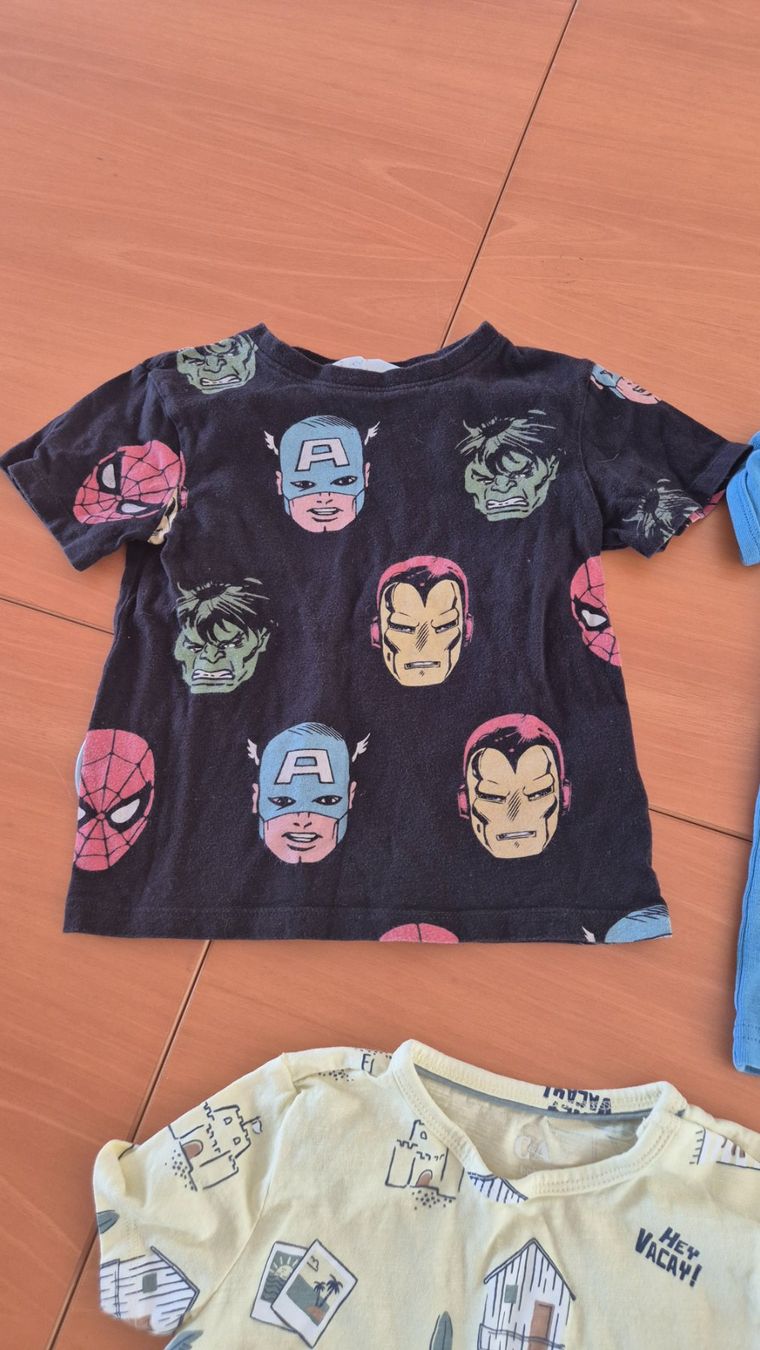 Hemden, T-Shirts & Polos: Lot de 7 T-shirts stylés, taille 98 – Gebraucht aus Goumoens-la-Ville von cfaIII 1