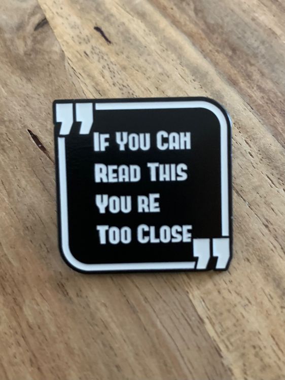 Lustiger Pin ' If you can read this you're too close ' (Neu und ...