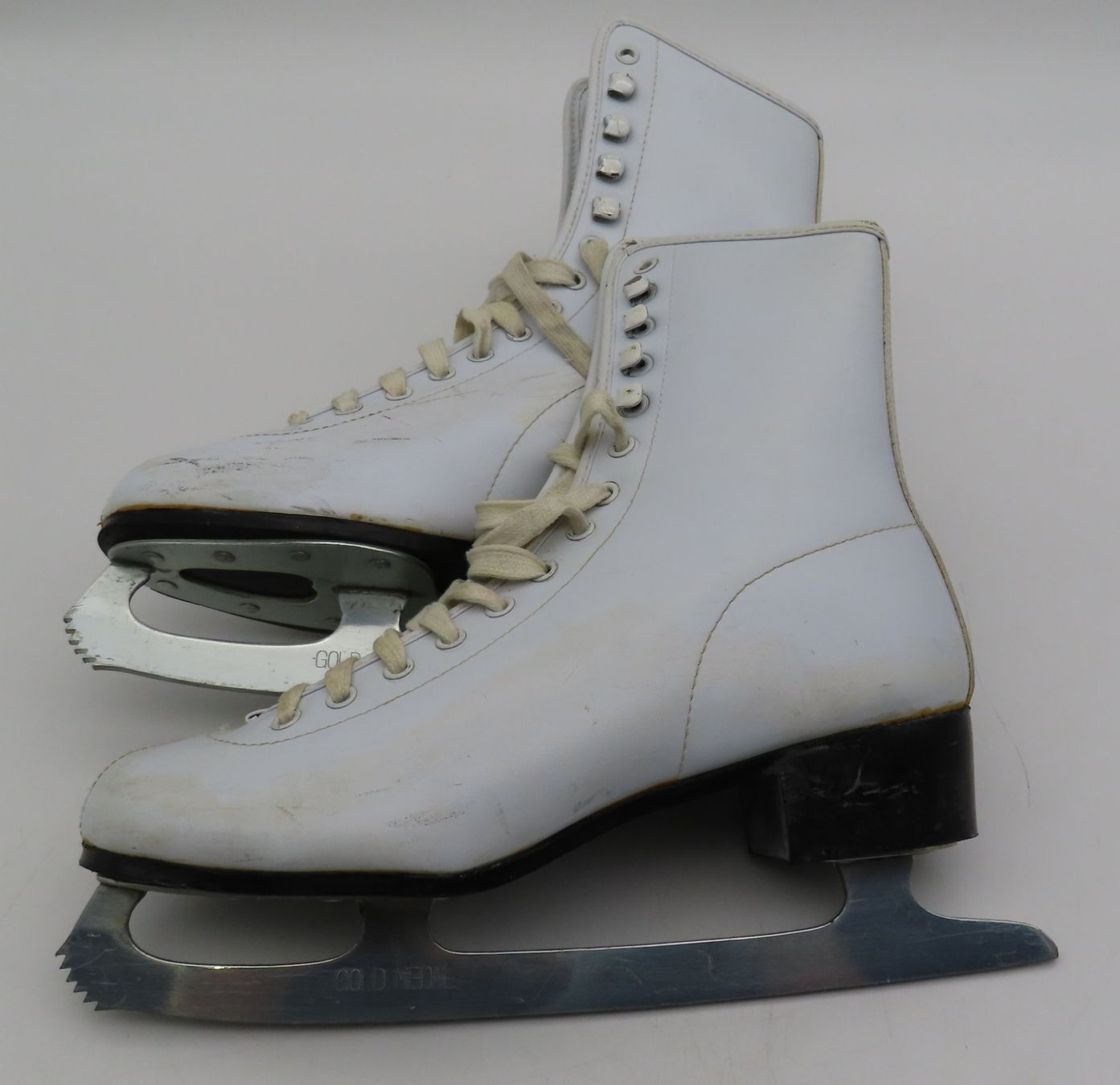Pattini da ghiaccio: Eiskunstlauf-Schlittschuhe + Tasche – Usato da Reinach BL venduto da WBZ-Flohmarkt 2