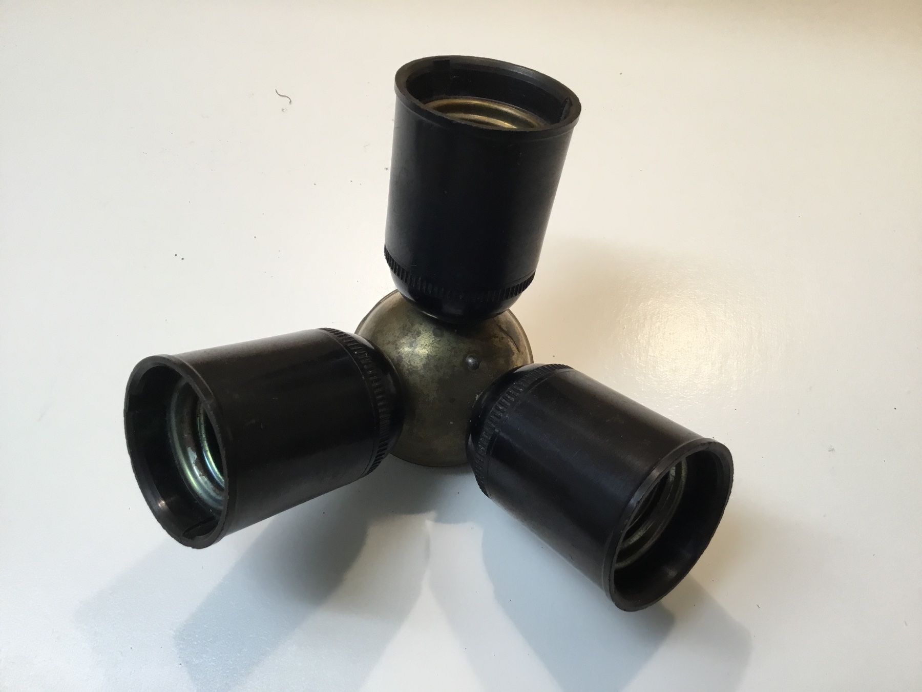 Lampade: Antike Lampe aus Bakelit und Messing – Usato da Kreuzlingen venduto da Schuggerman 1