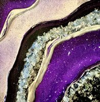 Tableau abstrait violet et argenté avec cristaux et sable