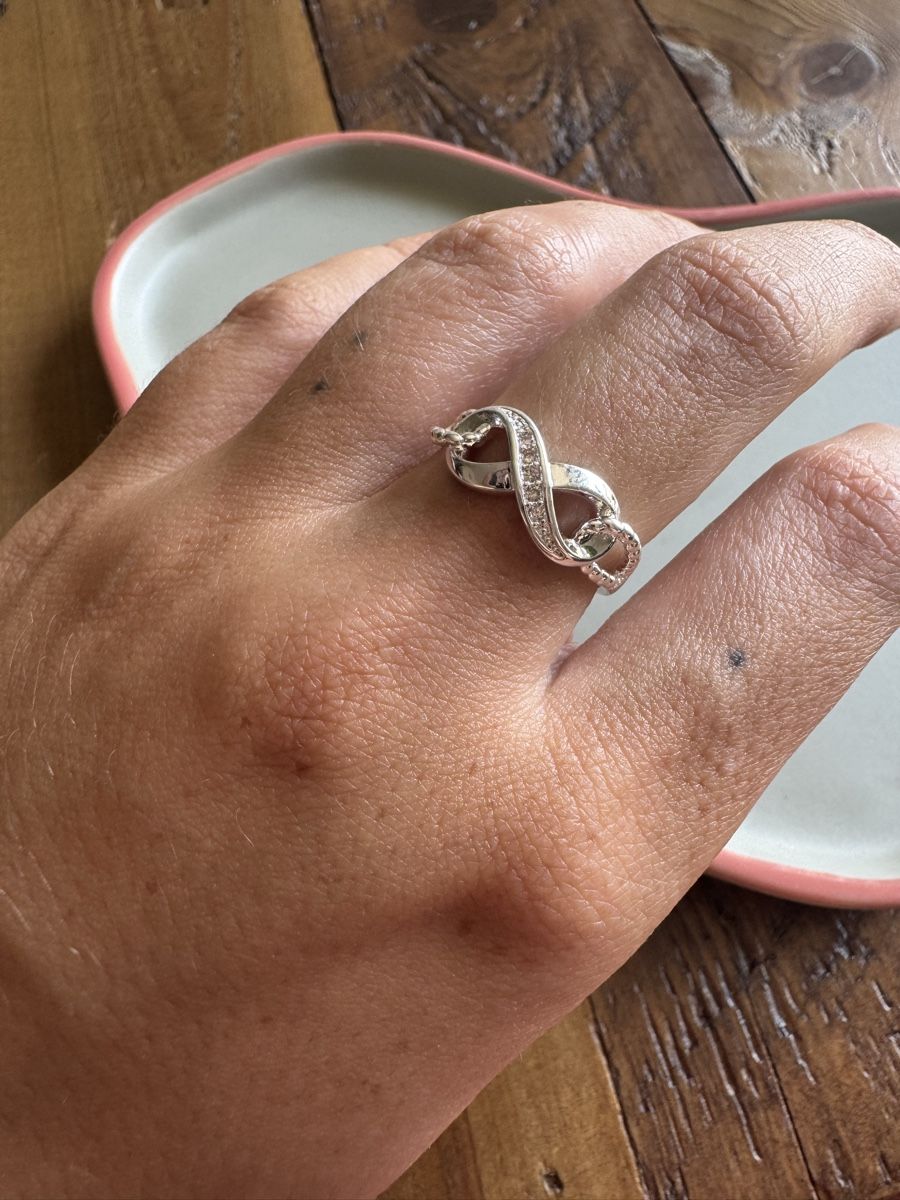 Ringe: Silberring mit Zirkonia  – Neu (gemäss Beschreibung) aus Männedorf von mariadelrocioeberle