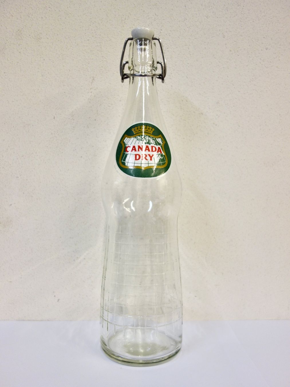 Bicchieri, Caraffe & Bottiglie: alte Flasche CANADA DRY GINGER ALE Vintage 1966 – Usato da Kerzers venduto da Flaschenposten 1