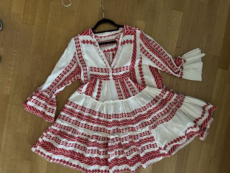 Sommerliches Kleid mit Stickerei, Grösse M, Top Zustand!