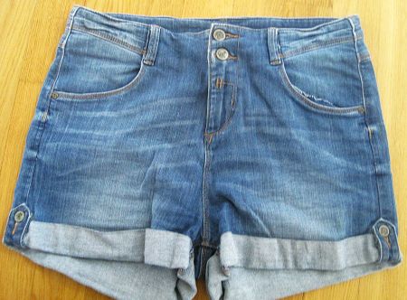 High Waist Jeans Shorts hellblau mit tiefen Taschen