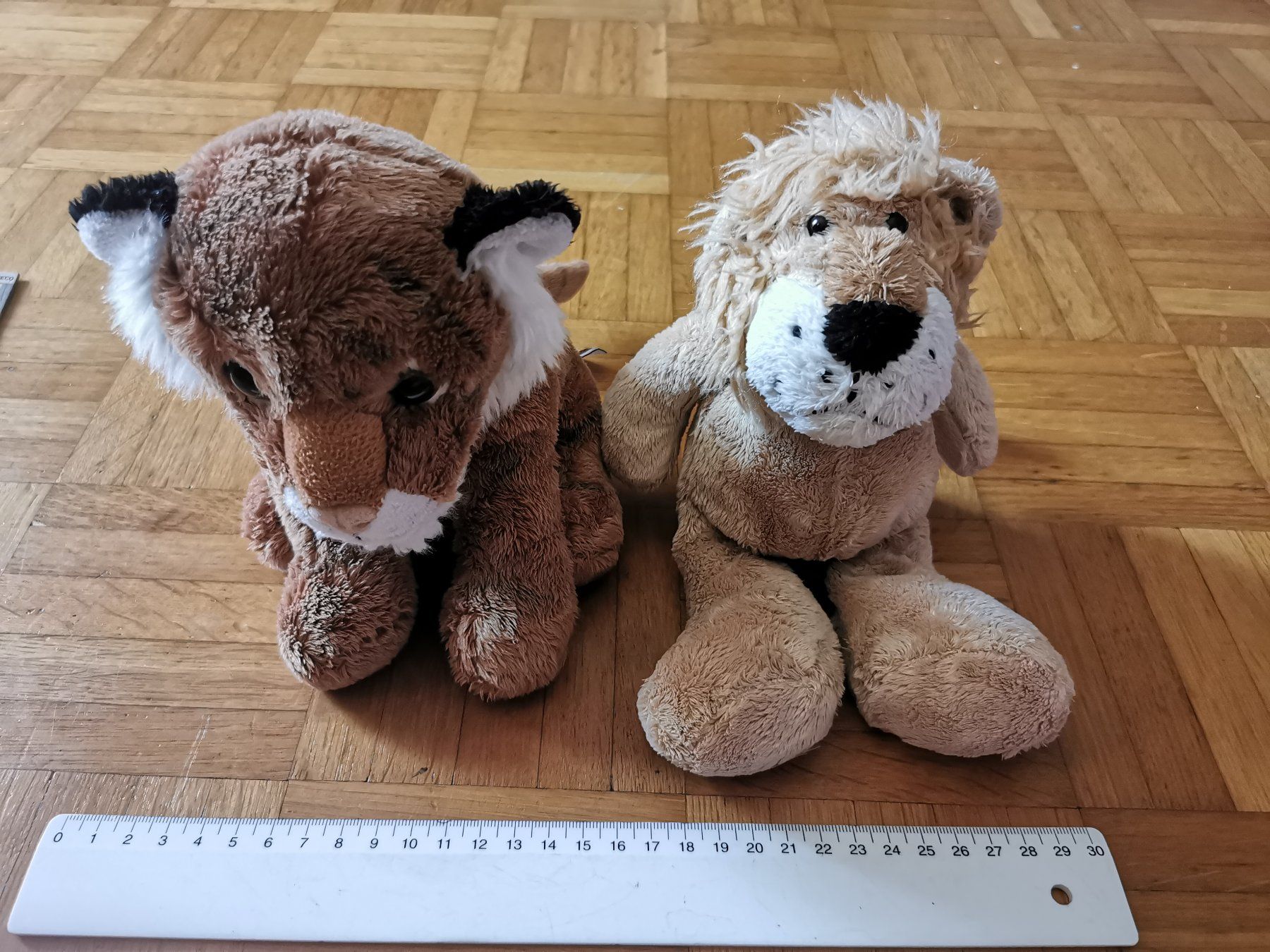 Spielzeuge: 2 Plüschlöwen – Gebraucht aus Basel von Roundtrip