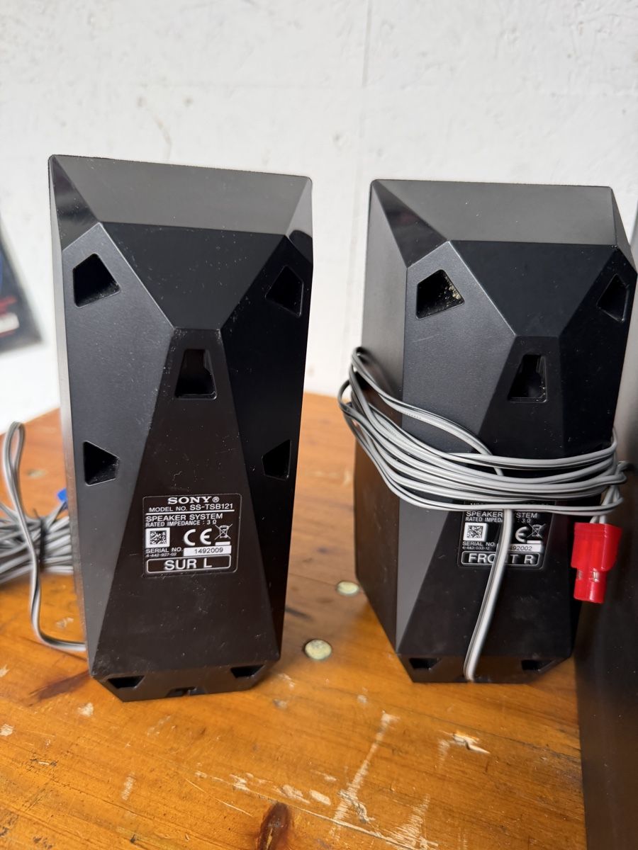 Sony Home Cinema: Sony 5.1 Lautsprecher-Set mit Subwoofer – Usato da Gurmels venduto da SwissShop21 5