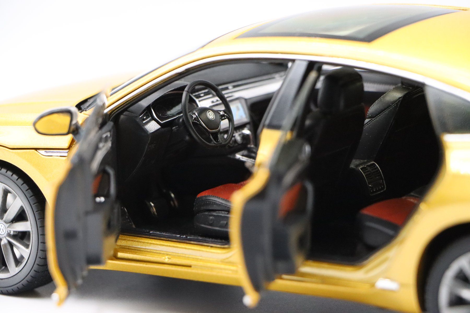 Volkswagen Modellini d'auto: VW Arteon CC 2018 1:18 Paudi Model – Nuovo e nell'imballaggio originale da Bühl b.Aarberg venduto da modelldiecast 8