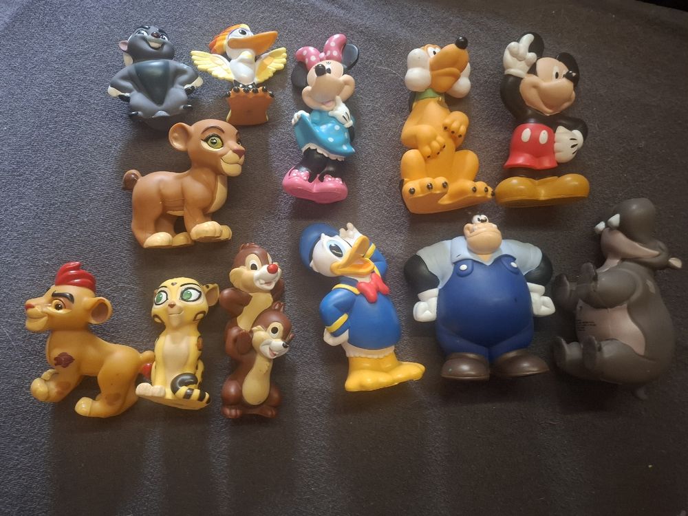 Lot de 12 figurines Disney: Mickey, Donald, Simba etc. (Gebraucht) in ...