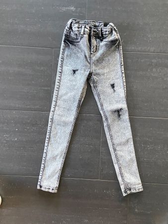 Jeans in Grösse 128/134