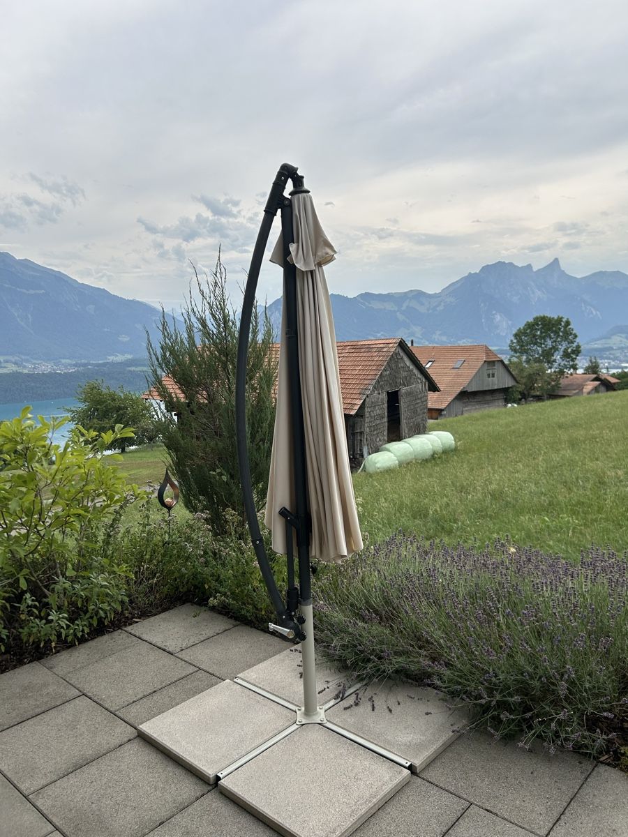 Parasols: Grosser Sonnenschirm inkl. Sockel – D'occasion à Aeschlen ob Gunten par Maensch 2