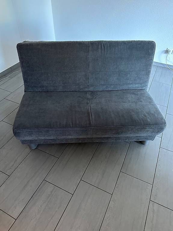 Sofas: Kleine Couch mit Schlaffunktion Hellgrau – D'occasion à Eiken par klimagott