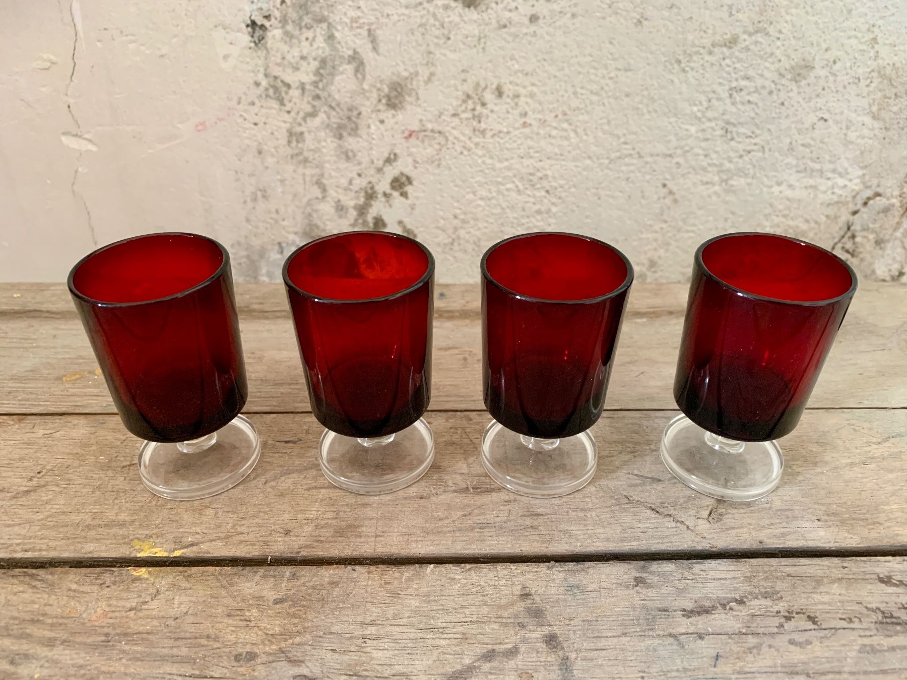 Gläser: 4 rote Vintage Schnaps- oder Likörgläser aus Frankreich – Gebraucht aus Zürich von Les_Zurichois 5