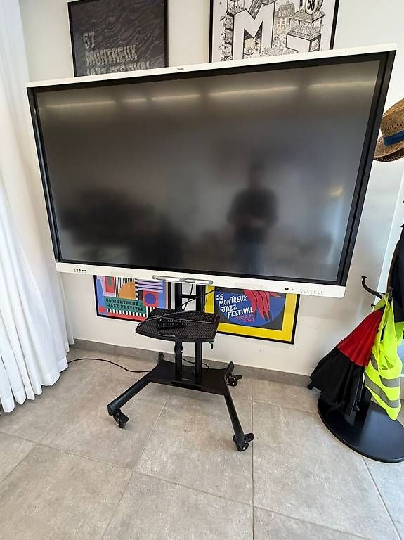 Monitore: Écran interactif SMART Board 75'' 4K tactile + pied roulant – Gebraucht aus Fribourg von Malone